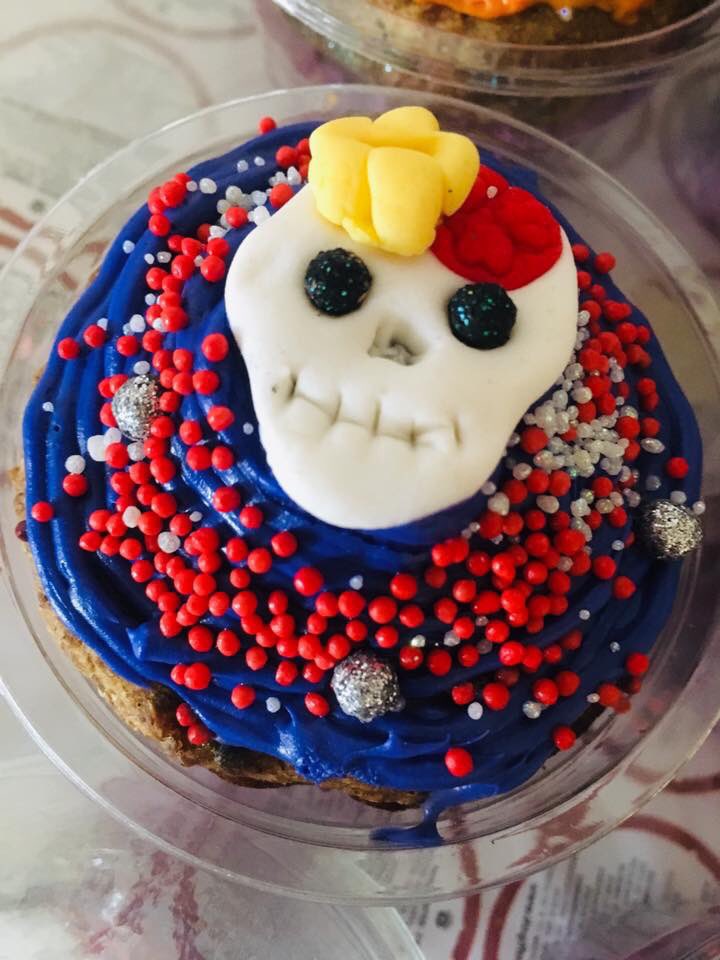 smartdogsDF's tweet photo. ¡No olviden venir por su cupcake de Día de Muertos y pan de muerto perruno! 🐶 https://t.co/g0xyKeQn1W