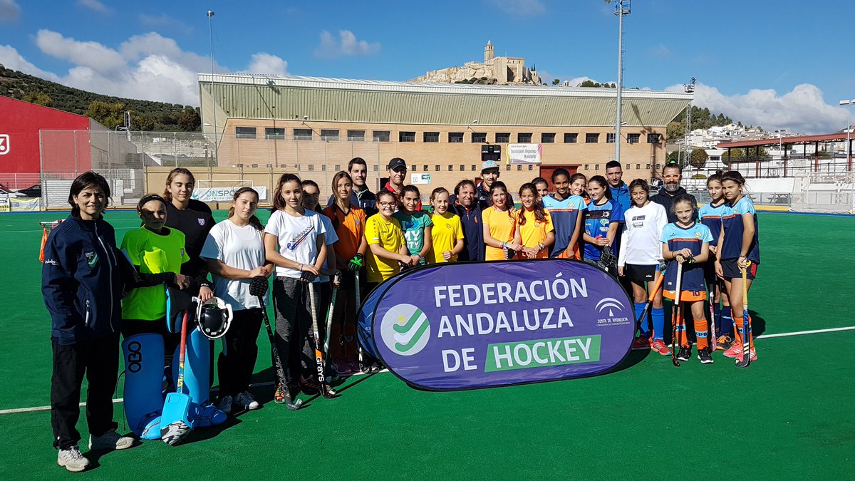 FedAndHockey's tweet image. La fase final del Plan Andaluz de Talentos sub13 se está celebrando en Alcalá la Real. Las chicas y chicos han estado con las #RedStick antes del comienzo de las sesiones de entrenamiento con  el seleccionador Bebe Mondo.
@DeporteAND @rfe_hockey @Alcala_la_Real