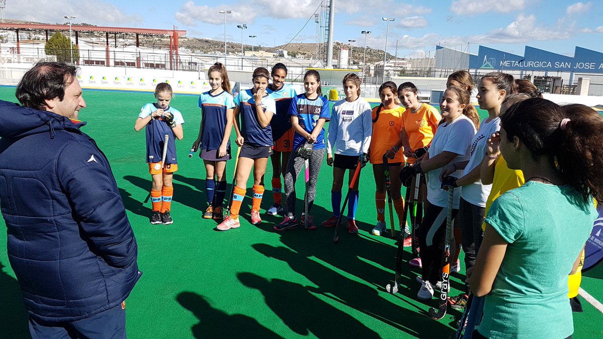 FedAndHockey's tweet image. La fase final del Plan Andaluz de Talentos sub13 se está celebrando en Alcalá la Real. Las chicas y chicos han estado con las #RedStick antes del comienzo de las sesiones de entrenamiento con  el seleccionador Bebe Mondo.
@DeporteAND @rfe_hockey @Alcala_la_Real