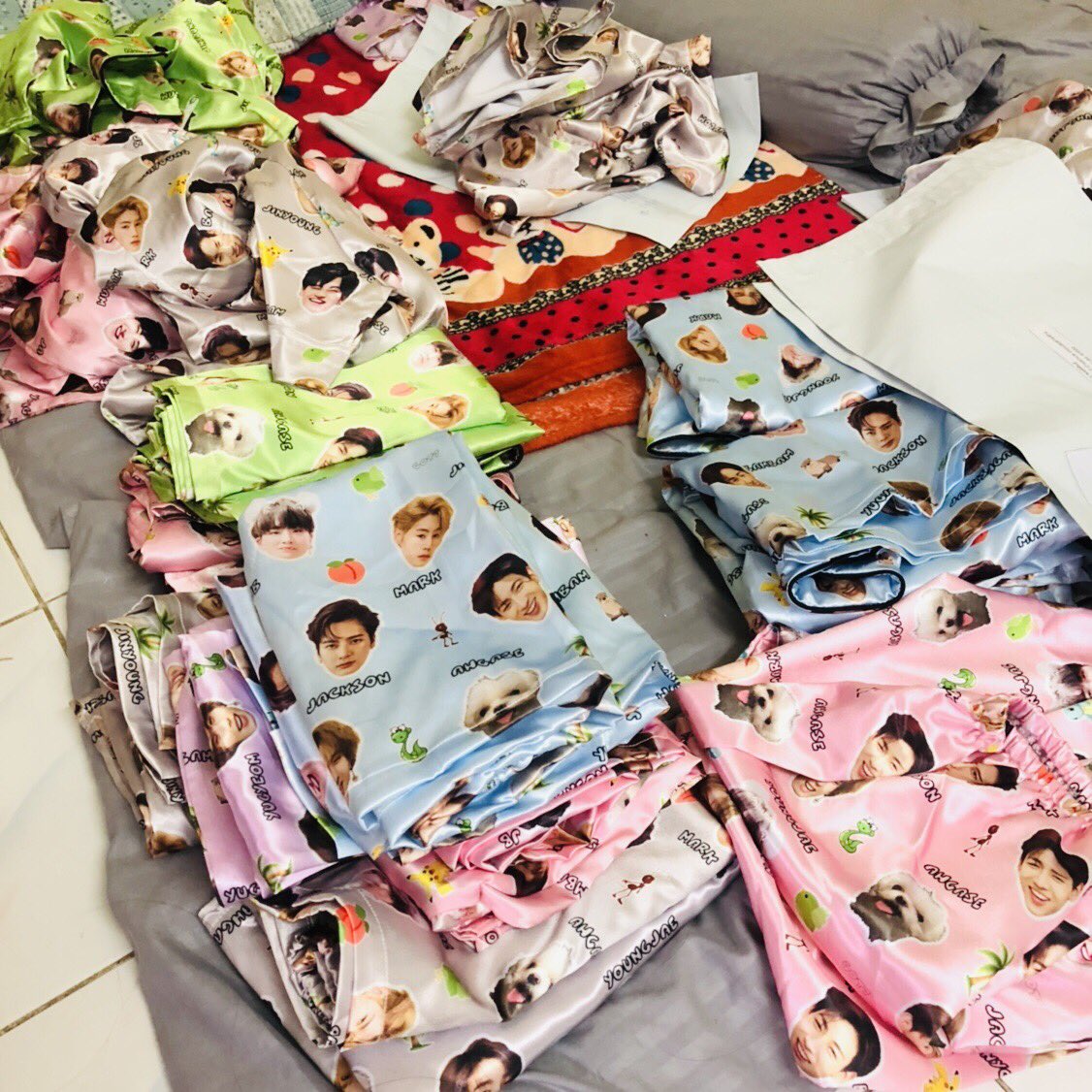 Kanyapat92's tweet photo. #UpdateG7 แจ้งเลขพัสดุ ชุดนอน #Got7 ค่ะ ยังเหลืออยู่บางส่วน จัดส่งในรอบถัดไปจ้า~
🙏🏻❤️ขอบคุณที่อุดหนุนนะคะ ใครได้รับแล้วอย่าลืมมารีวิว #ReviewG7 กันหน่อยน้าา~ (2) https://t.co/WaQ7GNLEKb