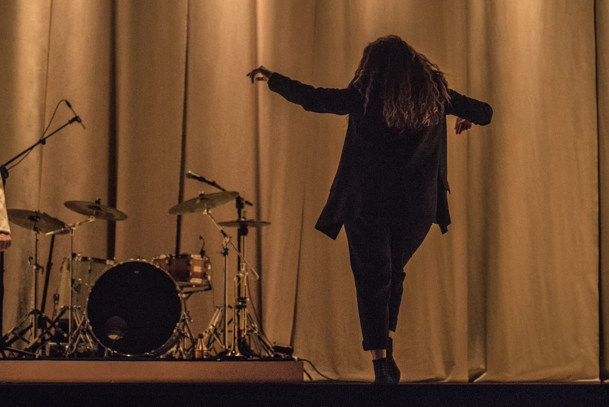 Esta mujer me ha hecho un regalo increíble y esta noche le quitamos el envoltorio en el @teatroespanol_madrid . Gracias gracias gracias <a href="/carlotaFerrer1/">Carlota Ferrer</a> por dejarme ser uno de tus #CuerposPerdidos Y gracias gracias gracias <a href="/ilde/">ilde mayorgas</a>.sandrin por el regalazo de estar en tu objetivo!