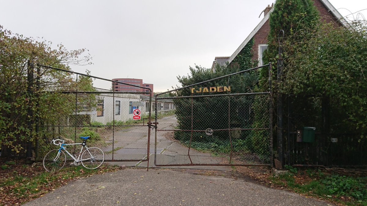 DropkicKrouwels's tweet image. Het Tjaden-terrein staat vanmiddag op de agenda van de commissie Ontwikkeling. Ik reed er net even langs. Troosteloos is het zuidelijkste puntje Haarlem wel. Binnenkort misschien woningbouw?