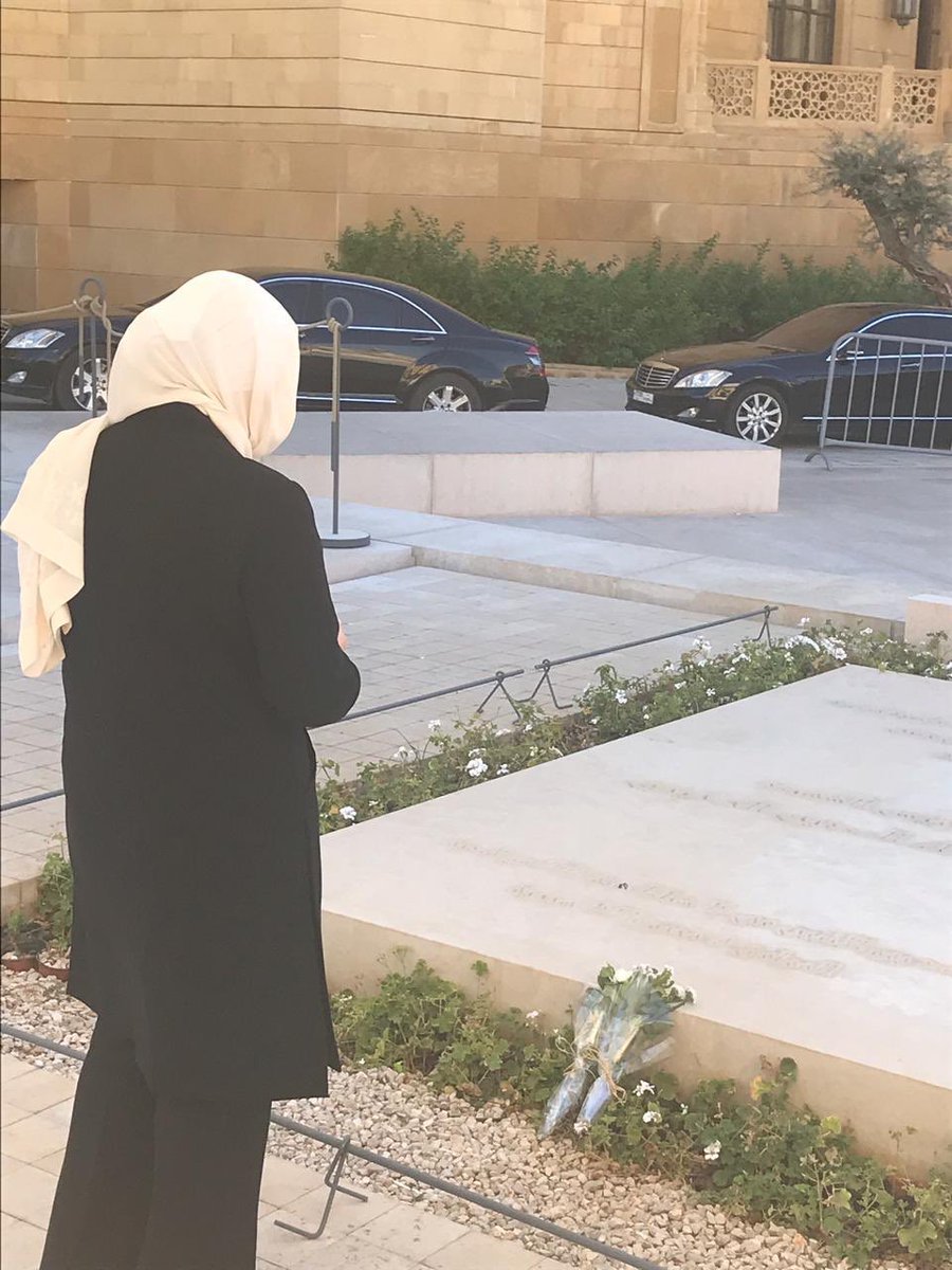 YMakari's tweet photo. لمناسبة الذكرى الرابعة والسبعين لميلاده، زارت النائب بهية الحريري ضريح الرئيس الشهيد رفيق الحريري في ساحة الشهداء وسط بيروت وقرأت الفاتحة لروحه وأرواح رفاقه الشهداء. https://t.co/ClIth2LrCx
