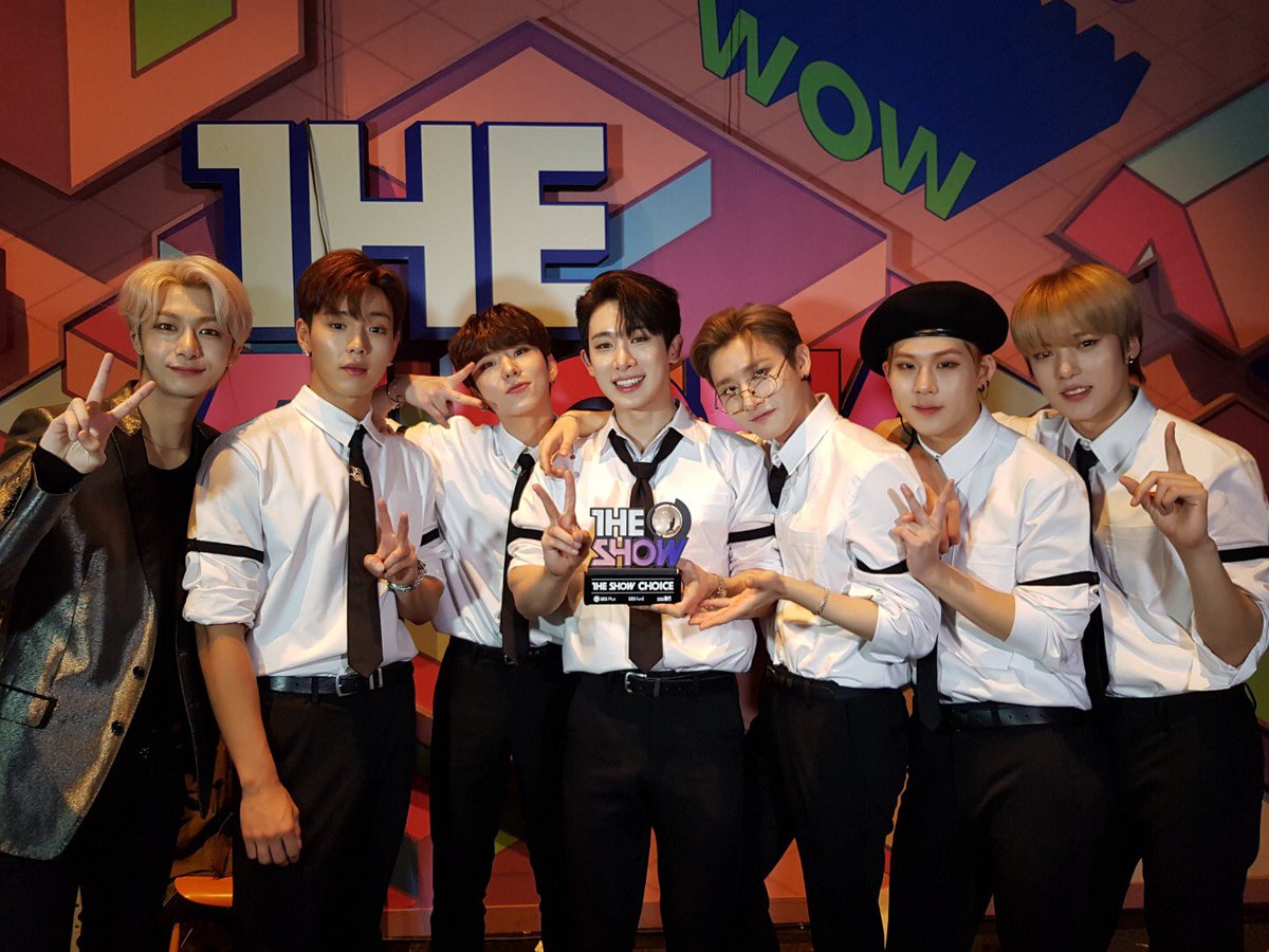 awnu12's tweet image. When #Regular3rdWin shownu minhyuk and kihyun become the MC to announce the winner. 

When #ShootOut1stWin Jeno become the MC to announce the winner. 

My feel is so UwUload 😗😗

*serah nip serah!! 😂 yaemang kurang asupan interaksi MONCT X yagini hmmm samboonngg aja teros!!