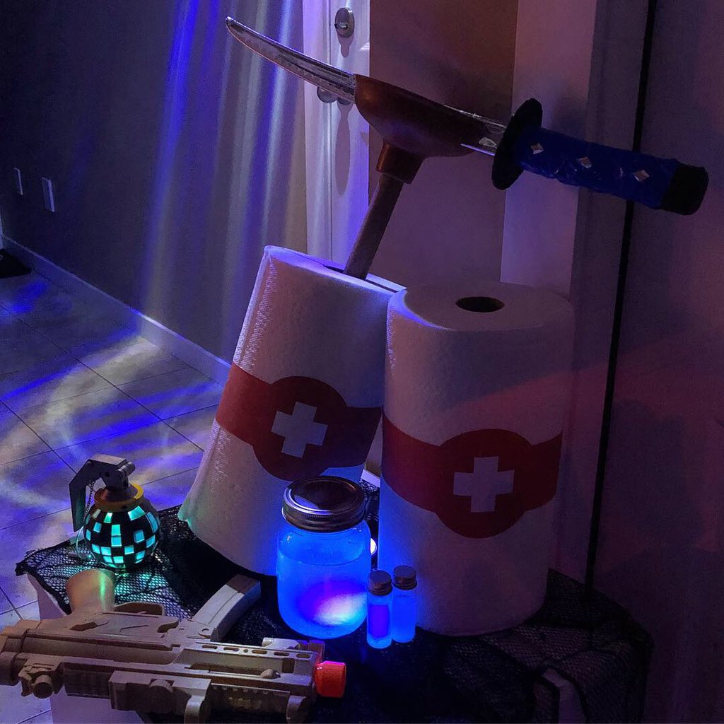 WendyPortledge's tweet photo. Fortnite themed Halloween a success I would say! @FortniteGame #fortnite #fortnitehalloween #jackgourdon #hollowhead #tomatotemple #towerreconspecialist #fortnitepumpkin #fortnitecostume #fortnitecosplay #plunja #heals #boogiebomb #shieldpotion https://t.co/wARChpXnG7