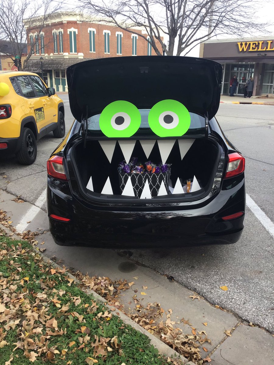 determotors's tweet photo. The staff at Deter Motor Company thanks all the trick or treaters for coming to visit our “Minion Mobile” (18 Jeep Renegade) and “Mr. Mouth” (18 Chevy Cruze). Everyone at the city park had a Spooktacular time!👻🎃#determotor #trunkortreat @determotors https://t.co/iVXVZAneFG