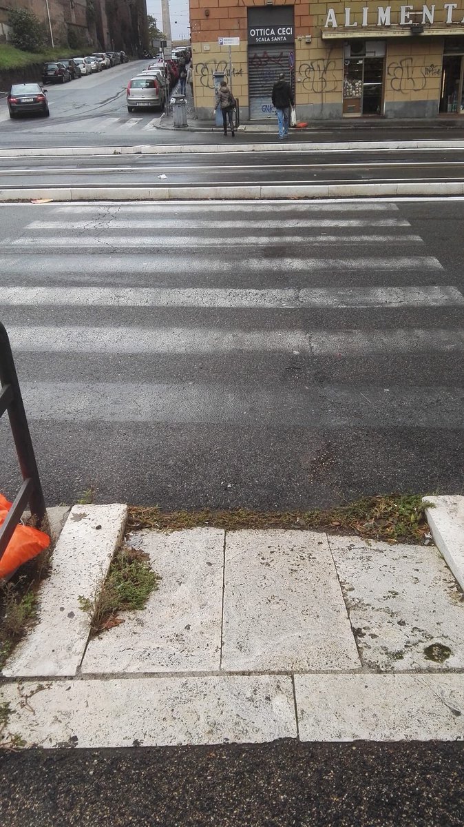 Roma. Via Emanuele Filiberto, San Giovanni. Un utilissimo scivolo per carrozzine con cordolo in mezzo alla strada. Ditemi che è uno scherzo