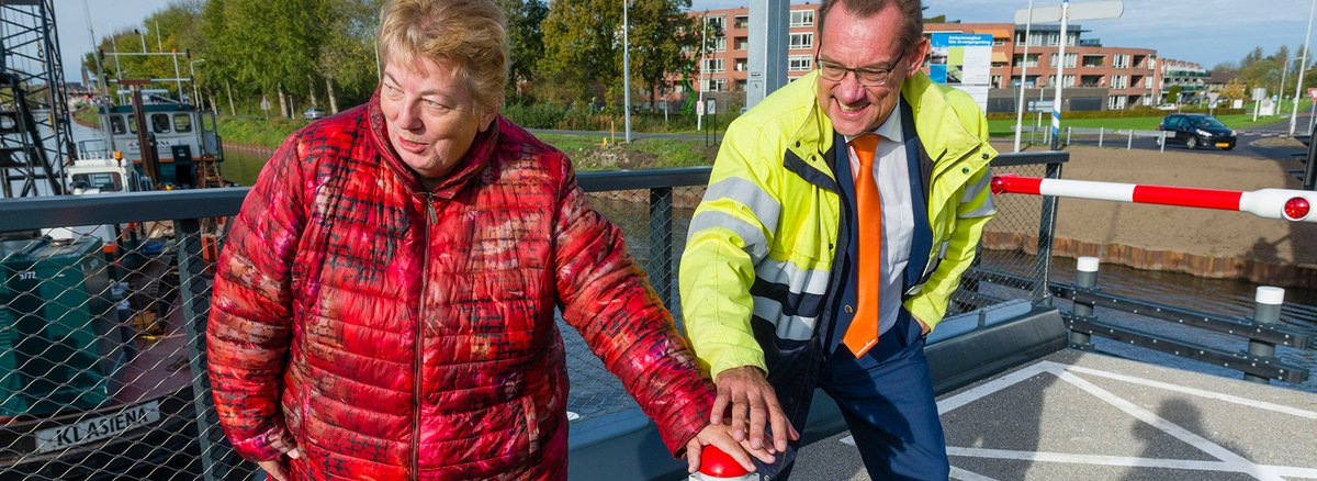 OosterhofHolman's tweet photo. Vandaag is de gloednieuwe fiets- en voetgangersbrug #Hegedyksterbrege over het #Dokkumer #Grutdjip officieel in gebruik genomen. Een mooie klus die we in #bouwteam hebben uitgevoerd. https://t.co/03Wke75JDW https://t.co/SL0sKuliOK