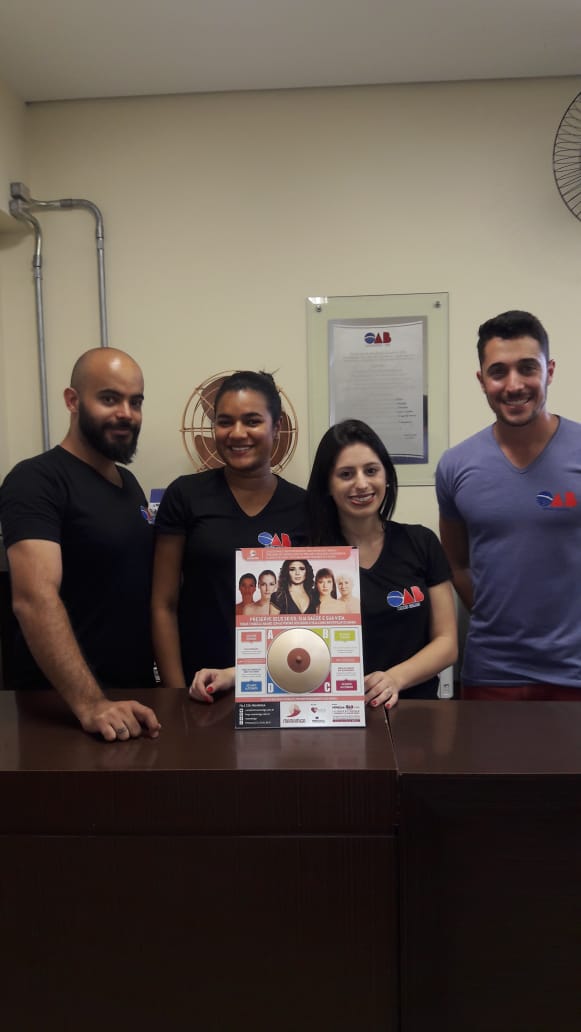 CAAMG's tweet photo. Durante o mês em que as atenções estiveram voltadas para a #prevençãoaocâncer de mama, funcionários da #OABVarginha e da #CAAMG foram os agentes da campanha do #OutubroRosa. Profissionais do direito que estiveram na 20ª Subseção receberam instruções do autoexame com a #mamamiga. https://t.co/wBxeJrRW36