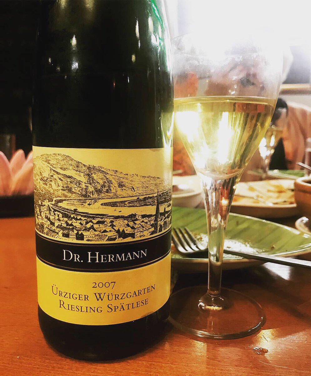 Jp_McCann's tweet photo. Tuesday night in Bo Tree Kitchen, matching great food with my favourite wine grape.
Dr Hermann, Ürziger Würzgarten, Spatlese, 2007
Dr Loosen, Graacher Himmelreich, Kabinett, 2015.
#wine #winetasting #riesling #germany #mosel #drloosen #drhermann https://t.co/uwuu3a5ovN
