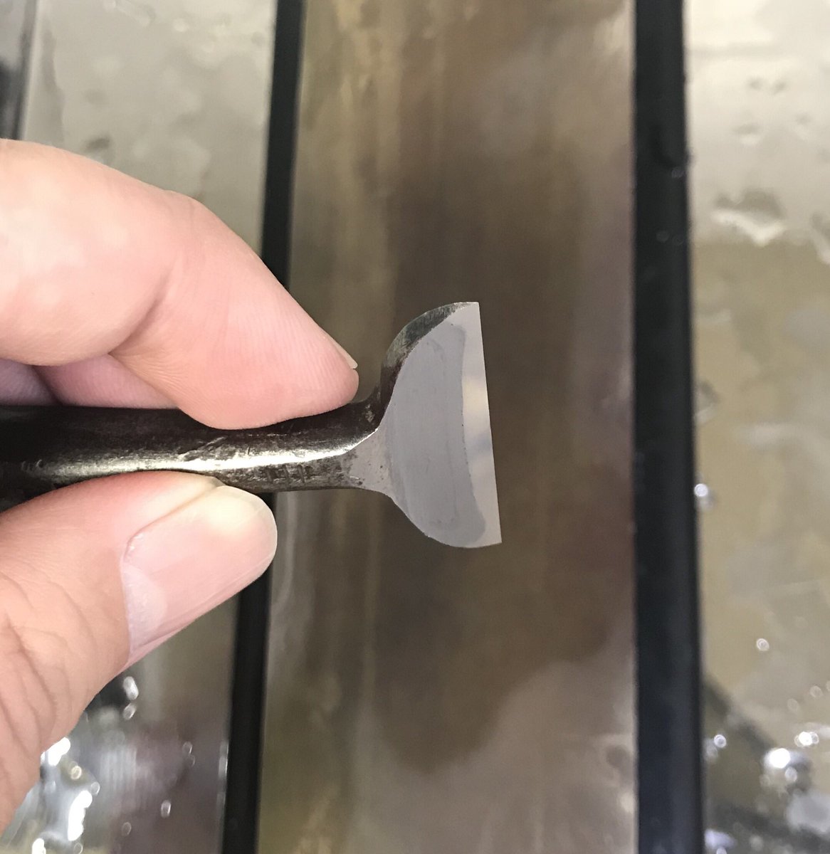 edge_crafts's tweet photo. 合砥での失敗を大平の砥石でリセット！研磨力が高く、鋼はうっすら光沢で地金はキレイに霞む、頼りになる子です。名前は大平かすm (ry https://t.co/PIzq3AF7ty