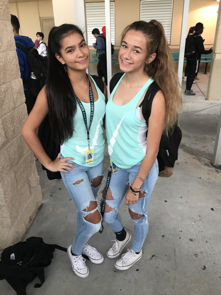beccaahxx's tweet photo. turns out i have a twin #spiritweekday4 https://t.co/LYcgVjezco