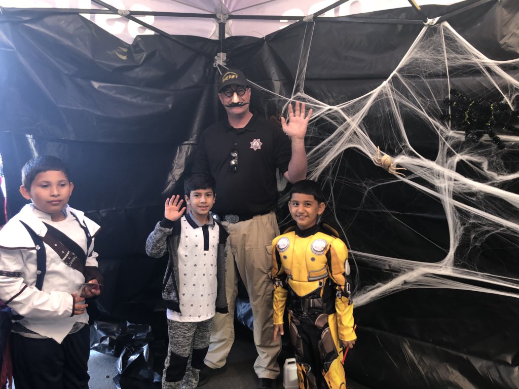 SacramentoSAL's tweet photo. Yesterday, YSU Deputies decorated their trunks and put together a haunted pop-up walkway for the students at Nicholas Elementary. Over 600 students lined up and trick or treated for yummy treats! | #ssdsal #sacscip #ssdproud #sacsheriff #happyhalloween #trunkortreat https://t.co/UJUjH8JzA8