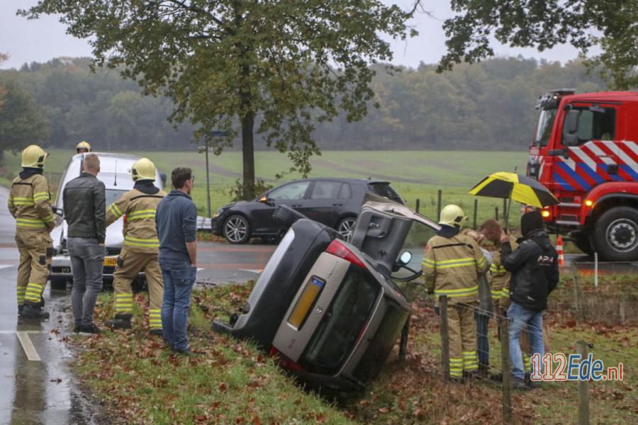 🚨 Auto op zijn dak na aanrijding op de Hessenweg in #Lunteren 112.press/QqD11T 112Ede https://t.co/BsGdx8ey6s