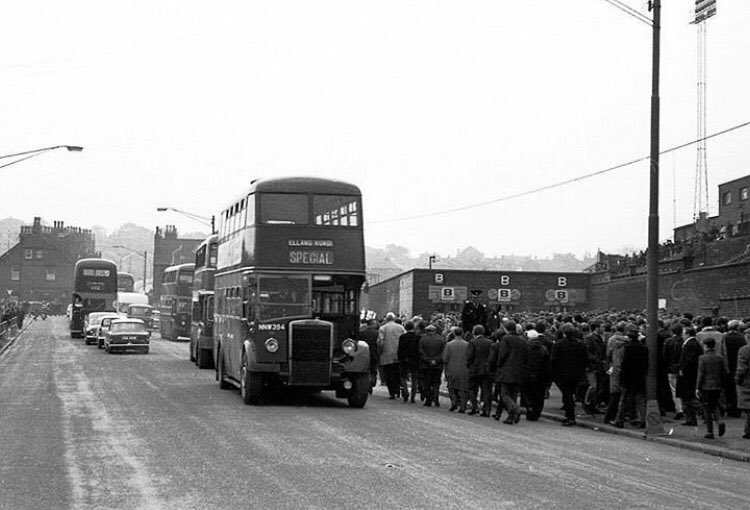 Not sure of the year, but a great pic of the Football Specials outside the Lowfields At Elland Road. #lufc
@YEPSportsdesk @LUSCgriffinLUFC @super_leeds70 @DazKing1971 @WACCOE @TheSquareBall @FollowMeAndLUFC @LeedsUnited_MAD @daverowson @JulianBarker111 @LeedsNews @OldLeedsHistory