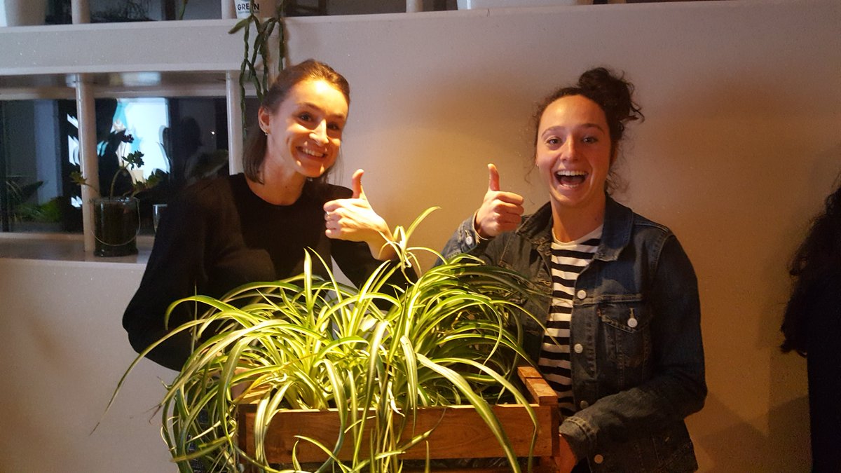 Gefeliciteerd <a href="/WijZijnMorgen/">Studenten voor Morgen</a>, jullie gaan er vandoor met de felbegeerde #MicroBattle wisseltroffee! Een eervolle vermelding gaat naar <a href="/DeCeuvel/">De Ceuvel</a> en <a href="/stimular/">Stichting Stimular</a> voor de 2e en 3e plaats. En ja, de troffee is een mooie bak vol planten 😁. Bedankt iedereen voor het meedoen! <a href="/Squarewise/">Squarewise</a>