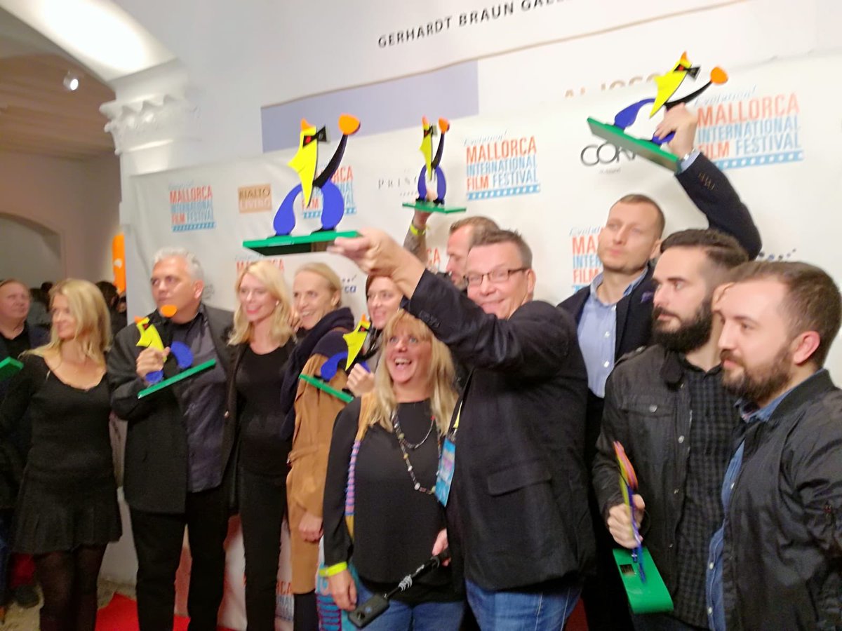 IEBalearics's tweet photo. Donam suport a l'@EVOLUTIONIFF. Ahir vespre vam assistir a la cloenda del festival i al lliurament de premis a la @GB_Gallery. Sandra Seeling, directora @EVOLUTIONIFF, va anunciar els guardonats. https://t.co/N3QteVg3Hy