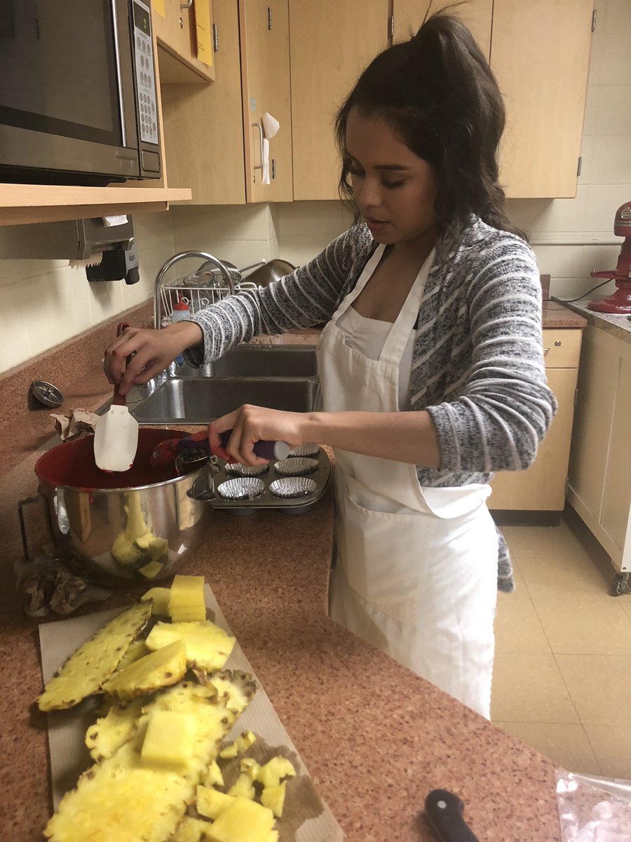 MissSavitski's tweet photo. Cupcake Wars Day 3 has us grinning from ear to ear #Nostalgia #CulinaryArtsII #CupcakeWars2k18 https://t.co/UW73IF4jx6