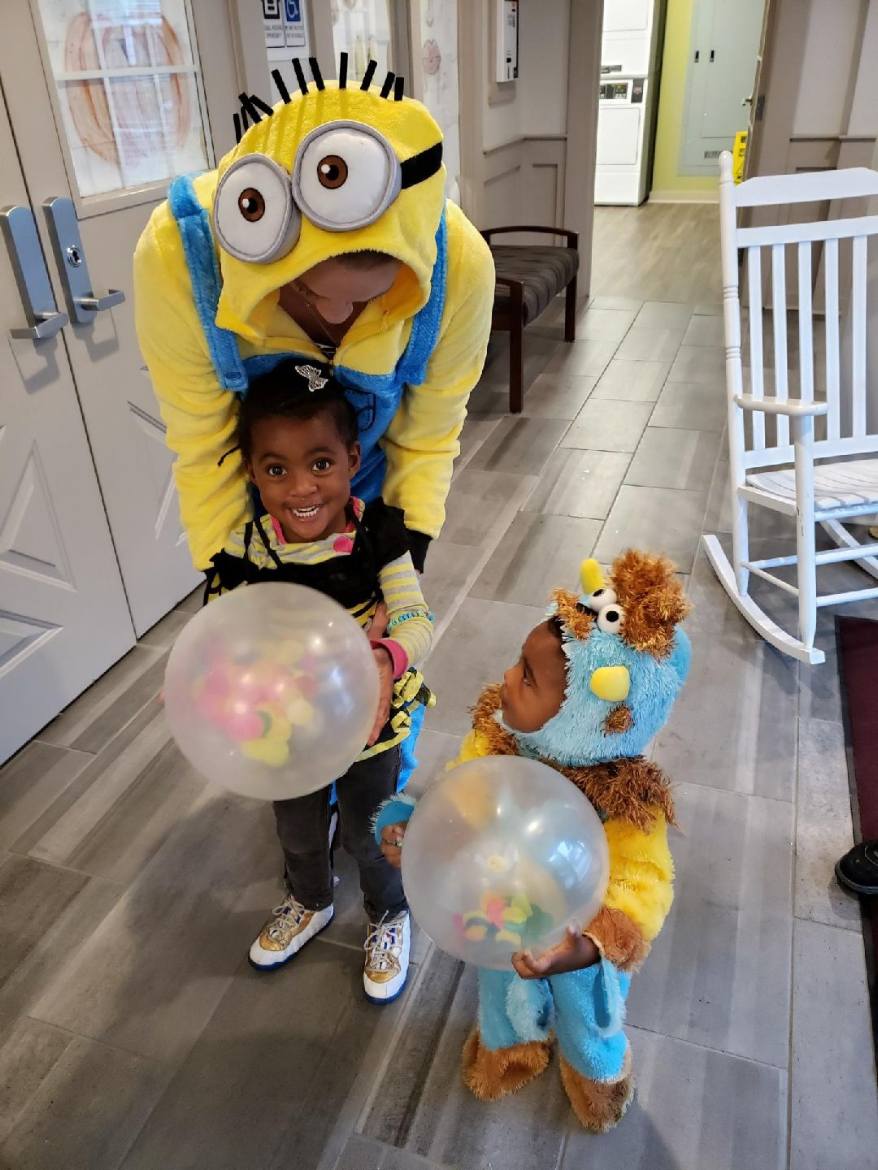 JackiGuilford's tweet photo. More Halloween fun at Watterson Lakeview Apartments #LiveMillennia @MillenniaCo https://t.co/b05SgzW7I5
