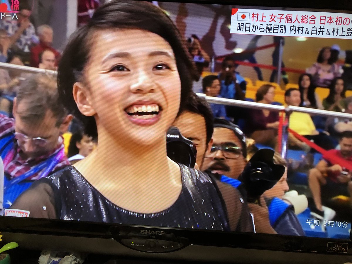 Kuniko 村上茉愛選手銀メダル 獲得 知念ちゃんからインタビュー後笑顔で握手 可愛い 試合終わって1人の女の子に戻った愛くるしい笑顔 世界体操女子個人総合 村上茉愛選手銀メダル