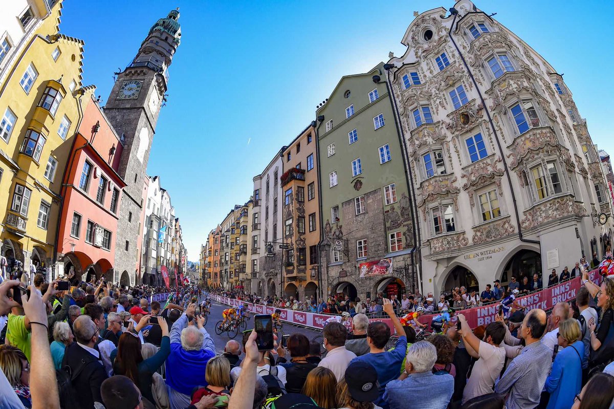 Have you spotted Innsbruck's Golden Roof? It was passed exactly 17 times during the Road World Championships 🌈 © Jüttner, Schels, Bettiniphoto