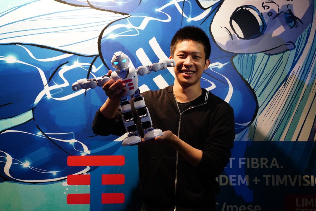 TIM_Official's tweet photo. Anche oggi la caccia ai #RobotTIM ha il suo campione! Eccolo mentre stringe il suo meritato premio. Non lasciarti scappare la possibilità di vincere. Il gioco torna domani, scarica l'app e partecipa anche tu 👉 https://t.co/gEpqzohnGy https://t.co/hcOZls3c4y