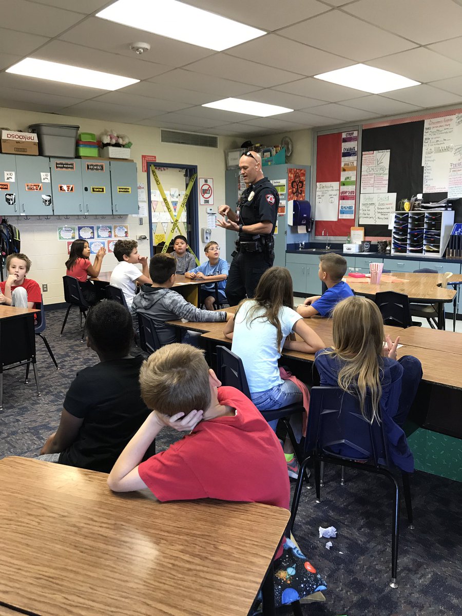 MsColemanSPE's tweet photo. Officer Isbell enlisted our help in solving crimes against multiplication! Students rotated through 3 different investigative scenes of error analysis! #ThisIsMidwayMath https://t.co/BOabr4YmIc