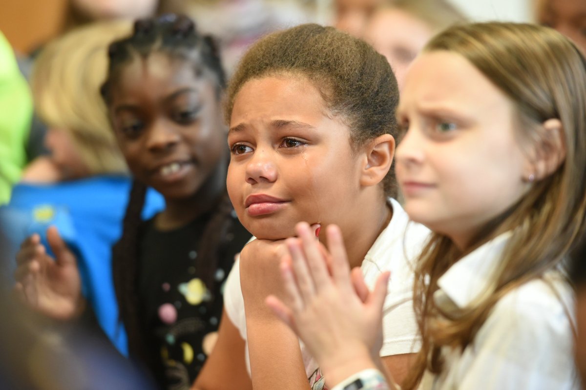 Milken's tweet photo. The #MilkenAward: $25,000 and a lifetime membership in a family of outstanding educators.
The look on this third-grader's face when she saw her teacher Caroline Eschenbach celebrated in front of the whole school: PRICELESS.
#shotoftheday @RoanokeSchools @VDOE_News @DrJamesLane https://t.co/oifynIWsKO