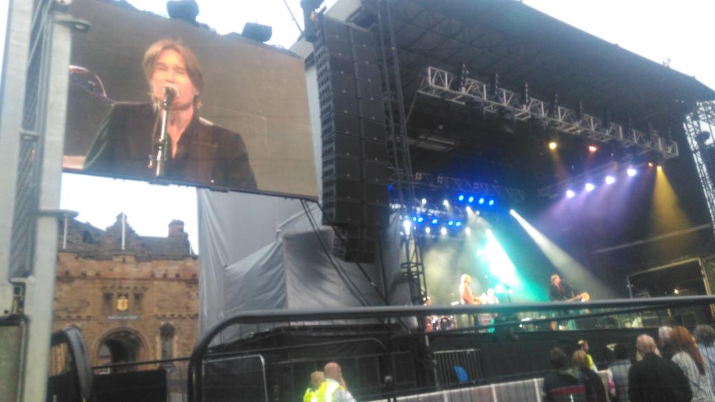 danielmackinno2's tweet photo. Edinburgh castle with del amitri..Justin is a true weegie..great to talk to https://t.co/5b2DiahAmm