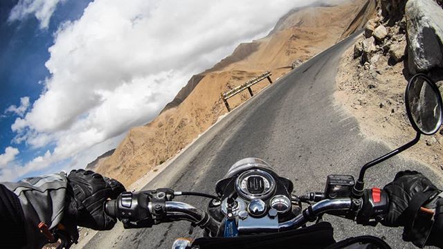 rockzoji's tweet photo. Riding up to the highest mountain pass in the world (Apparently cobblers though) Khardungla .
.
.
.
.
#adventuremotorcycle #motorcycleadventure #khardungla #Himalayas #royalenfield #incredibleindia #neverstopexploring #leh #goexplore #exoticplaces #exploremore #adventuretravel https://t.co/Iu68qjINGu