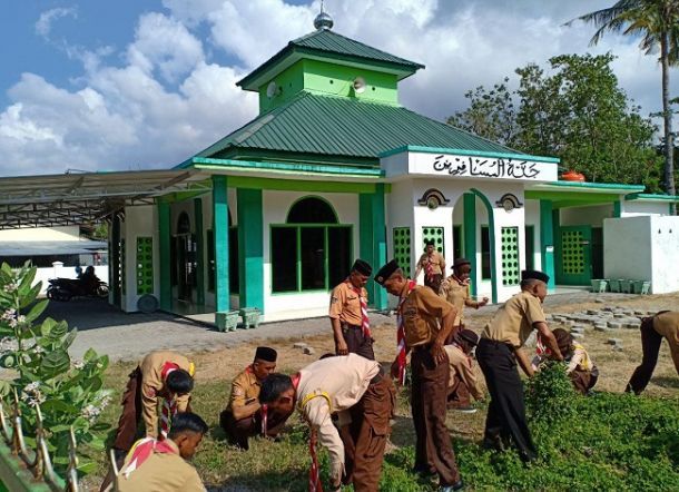 HUT Saka Wira Kartika, Kodim 1410 Bantaeng Ajak Pramuka Bersihkan Masjid pramukapos.com/wahyu/hut-saka…