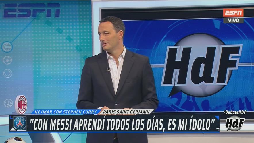 HDF_ESPN's tweet photo. Neymar, a los pies de Lionel Messi. ¡Súmate a #ESPN con el #DebateHDF! https://t.co/vjQRUf7wZ2