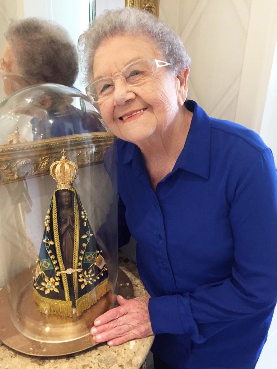 Hoje é o Dia de Todos os Santos. Estou  aqui com a minha Santinha.
Que ela proteja todos nós. 🙏