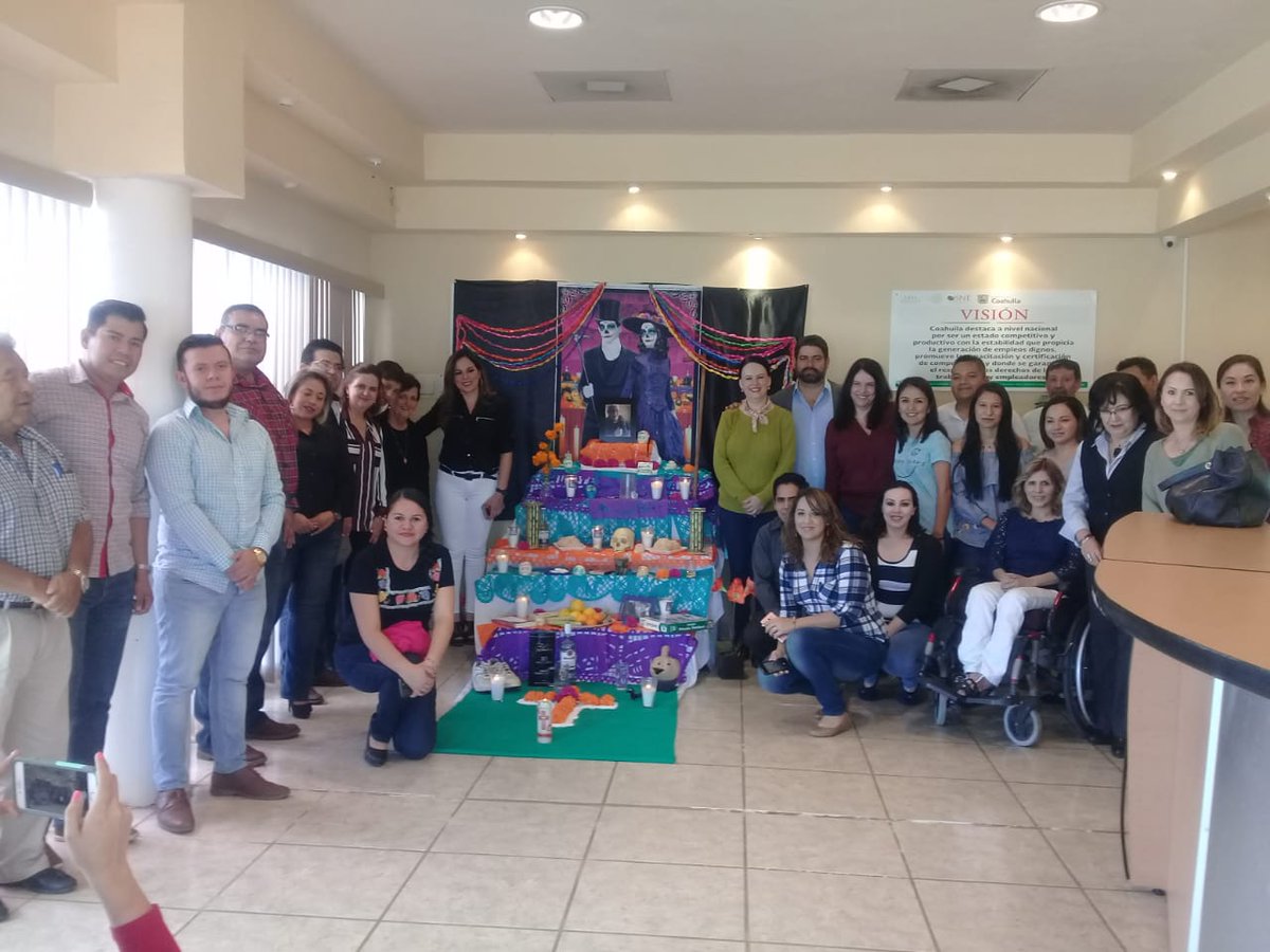 ZogbiNazira's tweet photo. Con mucho cariño honramos con un altar de muertos en las oficinas del @snecoahuila y @SNECoahSureste a nuestro querido Prof. Chuy Flores quien durante los últimos 10 años de su vida colaboró en esta institución. Hoy lo recordamos junto a su familia. Hasta siempre maestro y amigo! https://t.co/zZ50Qd48FI