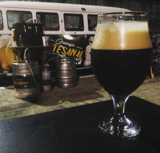 Hoje a Kombeer tem a bordo uma Oatmeal Stout da <a href="/cervejariaporto/">Cervejaria Velho Porto</a>  Essa Stout leva adição de aveia a receita, com o objetivo de torná-la  uma bebida nutritiva, excelente formação de de espuma resultando em uma  cerveja cremosa, de amargor médio e cor escura.  Bora, tomar uma?