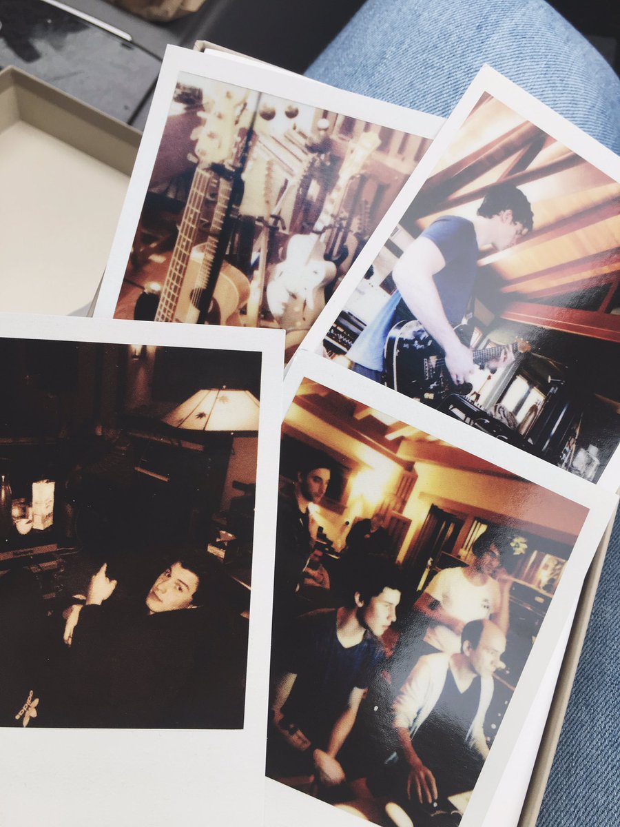 Iunatico_feliz's tweet image. rt to win a copy of Shawn Mendes : The Album , a polaroid, a collectible art card and a guitar pick 💛

- mbf 
- picking winner randomly
- sending it before christmas 

@ShawnMendes