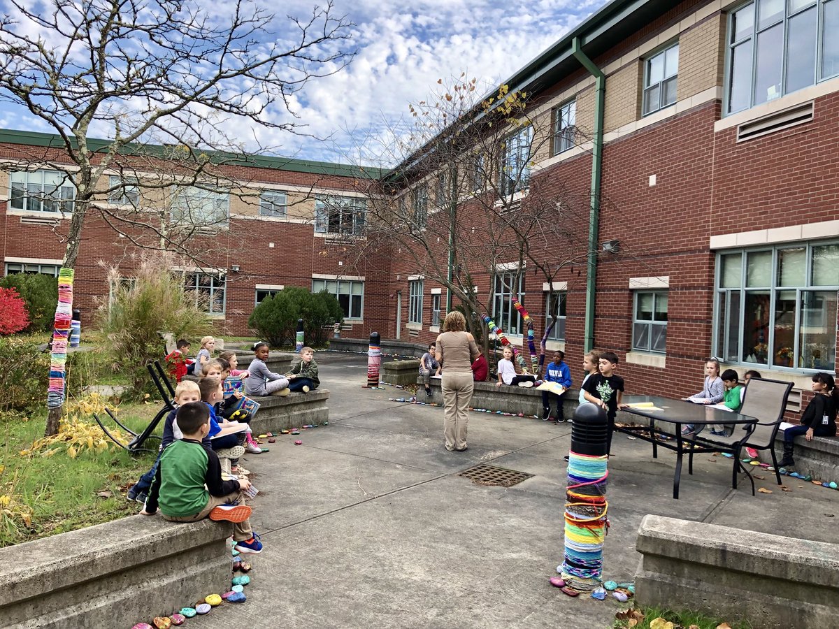 frps_Silvia's tweet photo. Beautiful day in November so let’s bring learning outside to our courtyard. #FreshAirAndLearning #FosterALoveForReading Way to go 1D! https://t.co/Nk0YoOky6V