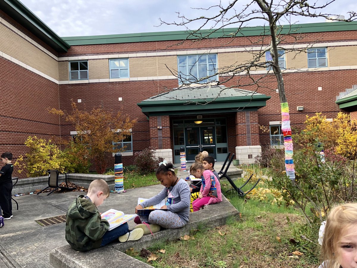 frps_Silvia's tweet photo. Beautiful day in November so let’s bring learning outside to our courtyard. #FreshAirAndLearning #FosterALoveForReading Way to go 1D! https://t.co/Nk0YoOky6V