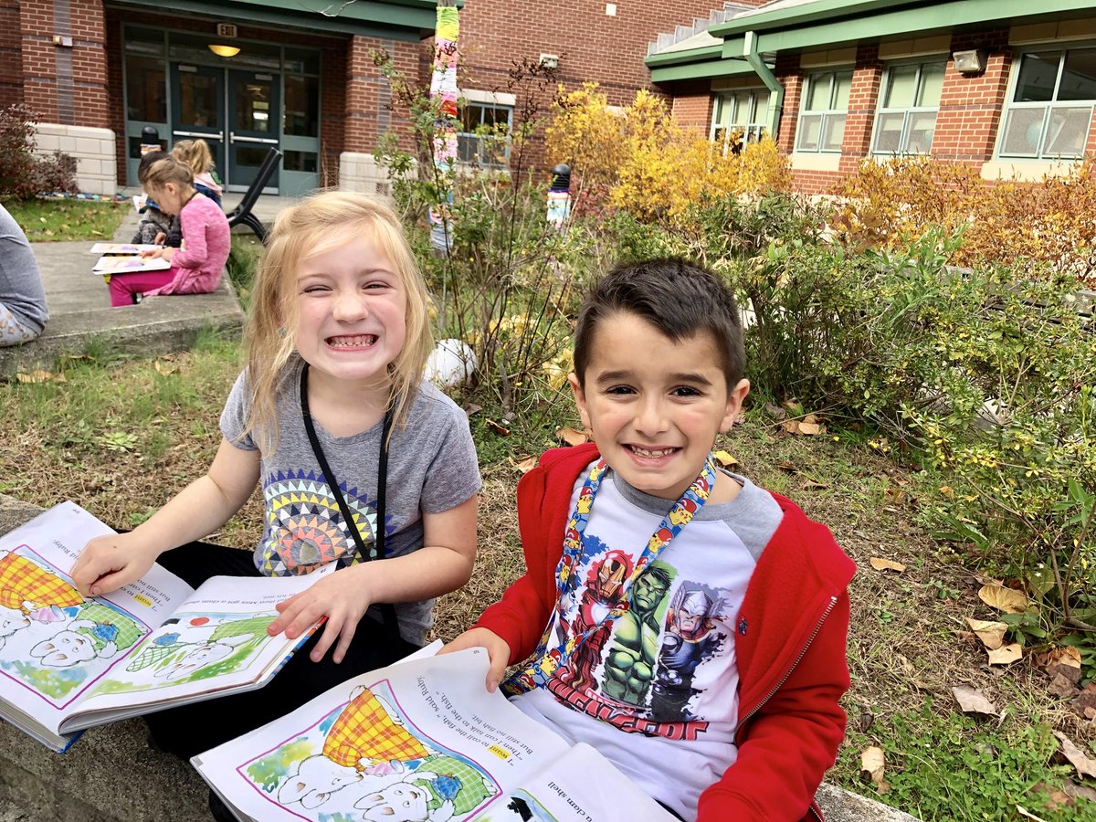 frps_Silvia's tweet photo. Beautiful day in November so let’s bring learning outside to our courtyard. #FreshAirAndLearning #FosterALoveForReading Way to go 1D! https://t.co/Nk0YoOky6V
