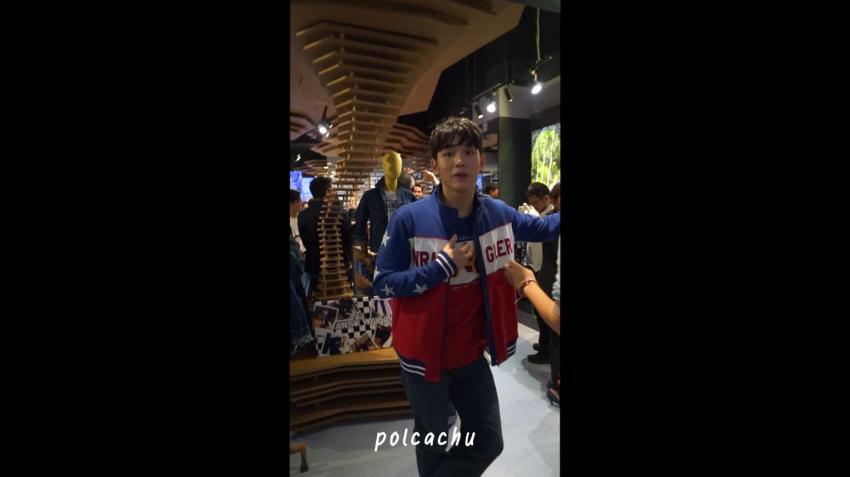 Polcachu's tweet photo. [๐๑/๑๑/๖๑] :: Newwiee Kiyomi
ดุ๊กดิ๊กๆ กับ @New_Thitipoom อยู่ไม่สุขเลยคร๊าบลูก~

YT >> https://t.co/4olIdSR1A9

ฟังเพลงน่ารักๆก่อนนอน ควบดูเด็กน้อย #Newwiee ของ #ฮันนี่ ในงาน #WranglerThailand #WranglerCustomizeStore กันจ้า👍 https://t.co/mBk7oWgJPv