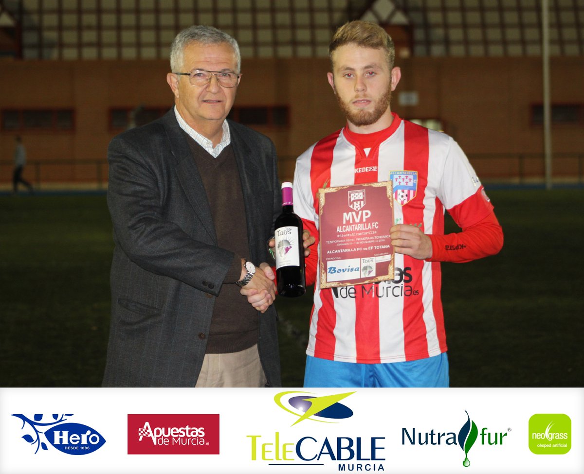 #MVPAlcantarillaFC #Bovisa | Por su gran actuación ante Club FB Totana, nuestro jugador #Guerrero, fue elegido como mejor jugador del encuentro haciéndole entrega de un diploma conmemorativo y una botella de vino. #SienteAlcantarilla❤️⚪️