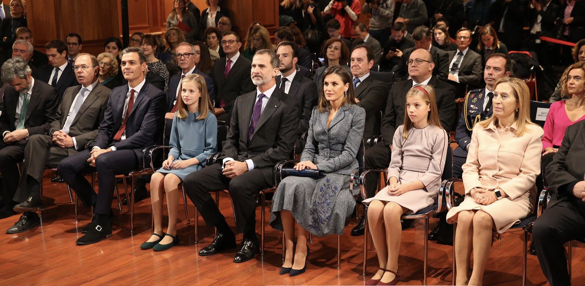 MasterEventsM's tweet image. Una de les poques imatges (potser la primera) en la q tan la princesa d’Astúries com la infanta Sofia precedeixen a les primeres autoritats de l’estat, després dels reis. Fixeu-vos també en qui trobem a la 2a fila... el decret de precedències aplicat al detall! #ProtocolOficial