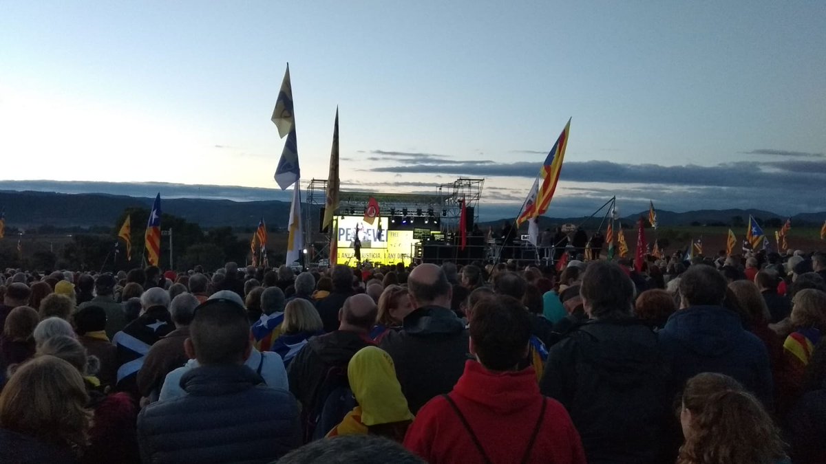 carmedilme's tweet photo. A #lledoners
hem exigit la #llibertat de les preses polítiques i dels presos polítics.
#FreeJunqueras #freeRomeva #FreeForn #FreeForcadell #FreeBases #FreeTurull #FreeRull
#FreeCuixart #FreeSanchez https://t.co/ROOrnyCM9A