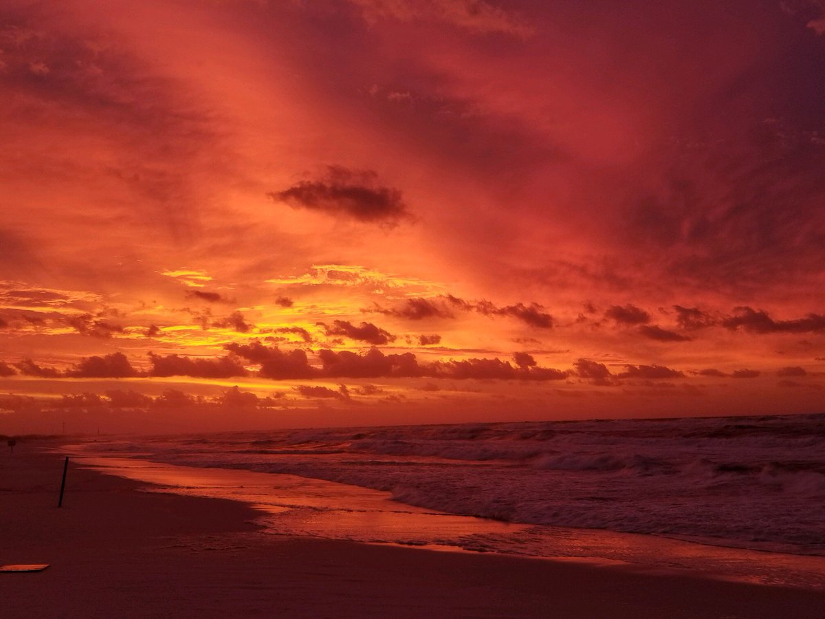 leeculberson's tweet photo. Sunrise this morning in Destin. #nofilter @weatherchannel @JimCantore 📷:Randall Smith #destin https://t.co/QwvDcGrBmq