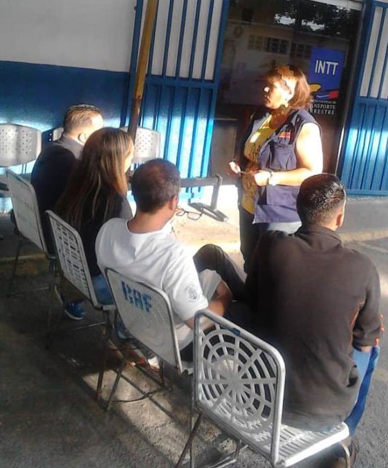 Durante el operativo “Pon tu vehículo al día”, llevado a cabo en la sede del @INTToficial de Guarenas, estado #Miranda, funcionarios de la Defensa Pública brindaron asesoría jurídica gratuita y realizaron trámites de declaraciones juradas para la acreditación de vehículos