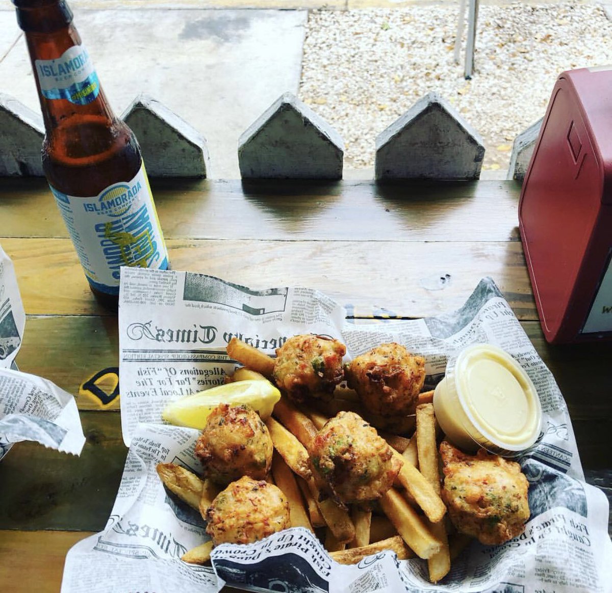 DJsClamShackKe1's tweet photo. People watchin at its #finest ———->> Conch and beer how can you ever go wrong?! @DJsClamShackKe1 🍻🤘🌴
#theshack #conchandbeer #djskeywest #conchy #peoplewatching #duvalstreetlivin #djsclamshackkeywest https://t.co/AlDzS5ALQO