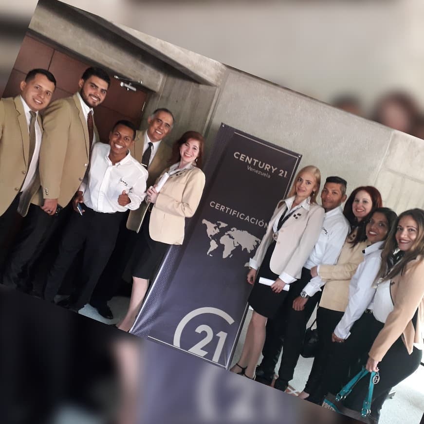RIV_Abaco's tweet photo. Así  finalizamos, orgullosos  el acto de Certificación 2018, de nuestras compañeras  Janett Peñaloza y Beatriz Valles en las instalaciones de la Universidad  Metropolitana., junto al apoyo de nuestros compañeros de la familia #c21abaco Montalbán #Century21  #c21 #Certificacionc21 https://t.co/RR1mcbUrS3