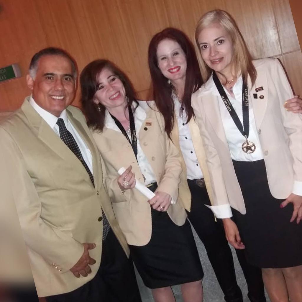 RIV_Abaco's tweet photo. Así  finalizamos, orgullosos  el acto de Certificación 2018, de nuestras compañeras  Janett Peñaloza y Beatriz Valles en las instalaciones de la Universidad  Metropolitana., junto al apoyo de nuestros compañeros de la familia #c21abaco Montalbán #Century21  #c21 #Certificacionc21 https://t.co/RR1mcbUrS3