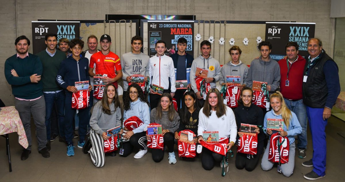 Foto de “familia” durante el sorteo del 23° Master Nacional “In Memoriam Casper Fernández” d Circuito <a href="/MarcaTMF/">MARCA Polideportivo</a> <a href="/rptenis/">RPTenis</a> Jòvenes Promesas by <a href="/WilsonTenisEsp/">Wilson Tenis España</a> con apoyo <a href="/spaintenis/">Tenis spain Apuestas</a> &amp; <a href="/fedetenismadrid/">Federación de Tenis de Madrid</a>  en <a href="/ciudadraqueta/">Ciudad de la Raqueta</a> @rptourbymarca Mucha suerte a tod@s!!