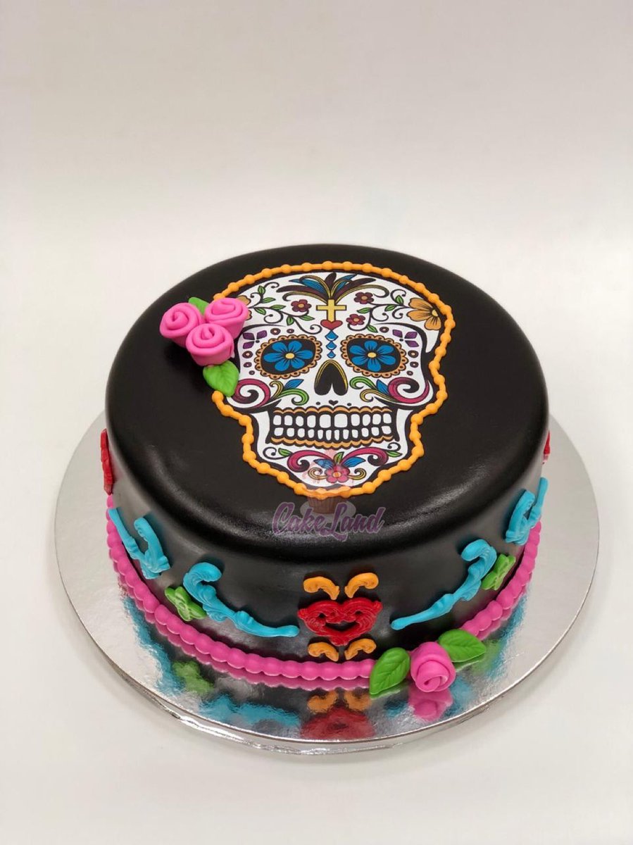 CakelandCol's tweet photo. Hoy, nos unimos a esa celebración mexicana del día de lo muertos con está especial decoración para uno de nuestros clientes. La #catrina un símbolo de México.
#bake #cake #cakedecorating #cakedecorating #cakedesing #mexico #diadelosmuertos #sweet #cali #cakeland #catrinacake https://t.co/YGfXCgpwZs